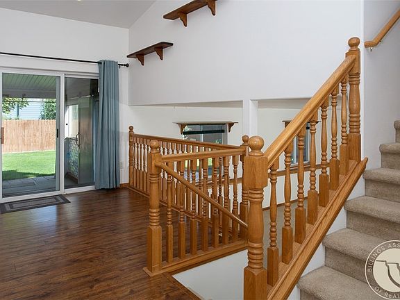 3rd image of 3733 Banff Ave