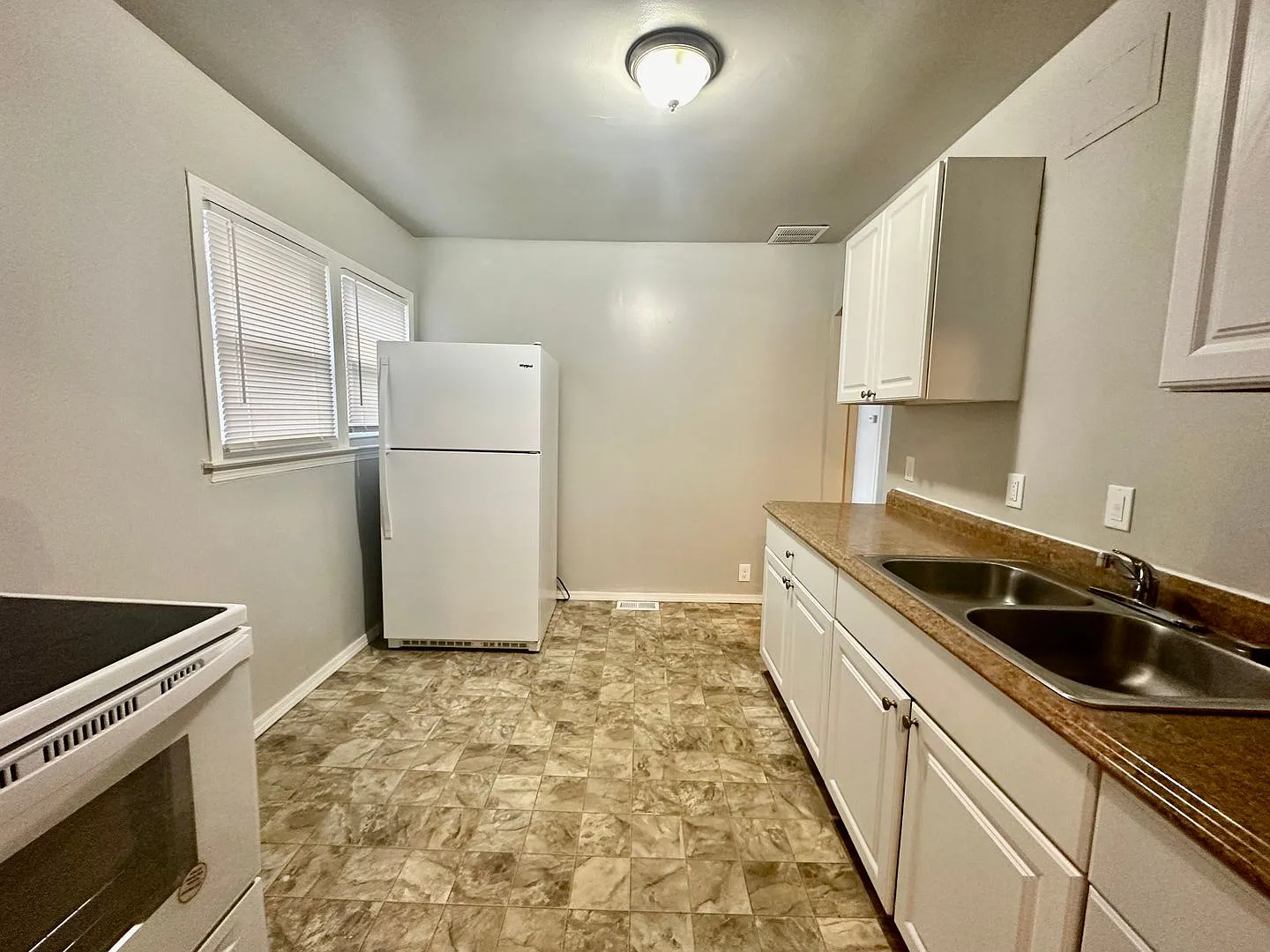 Charming 3-Bedroom Bungalow in Warren $1200 a month — Photo 3