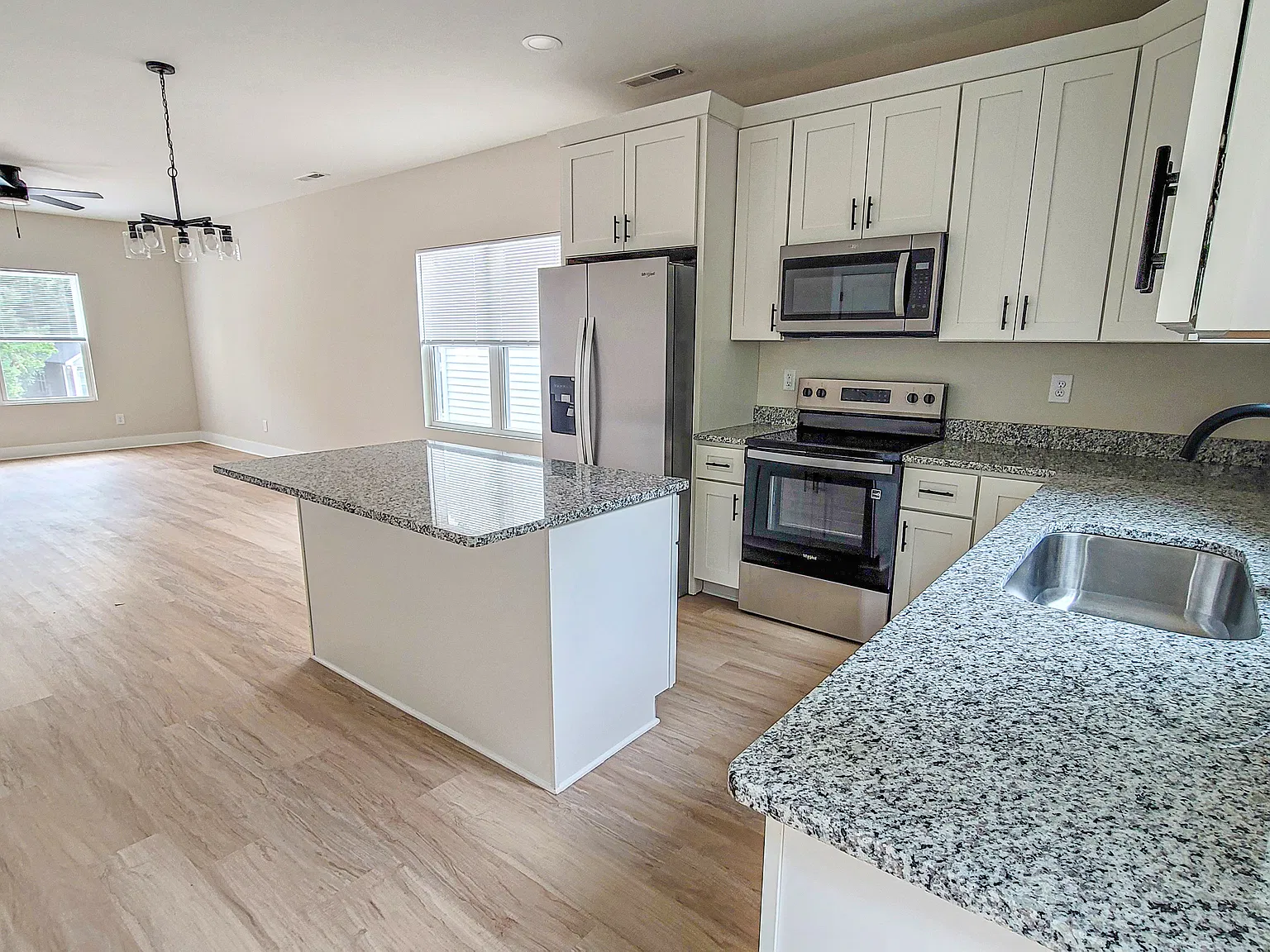 3 bed, 2.5 bath, 1300 sqft, $1,600 — Photo 2