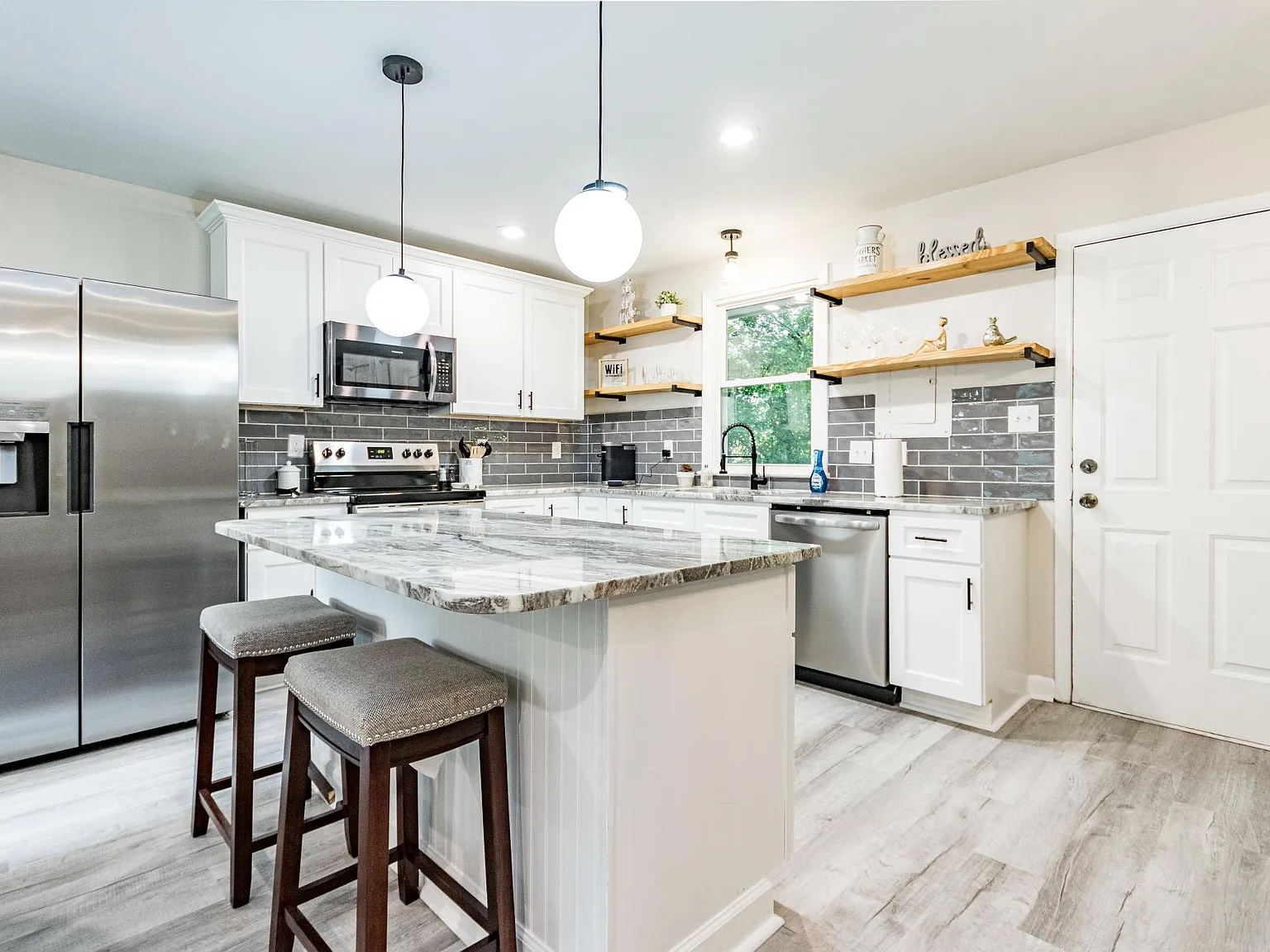 2500 Dandridge Dr — Photo 2