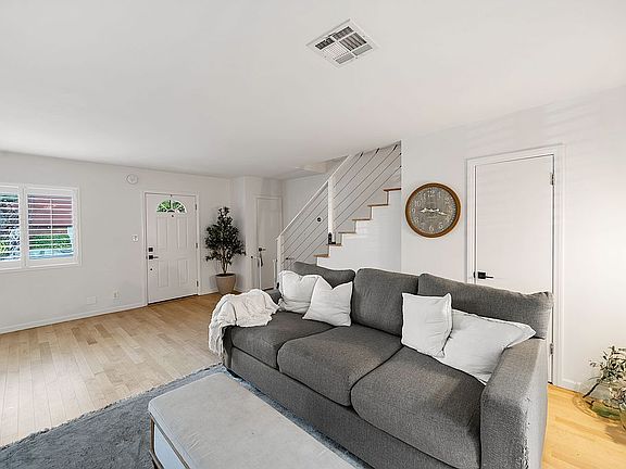 4th image of 13454 Moorpark St Unit 4