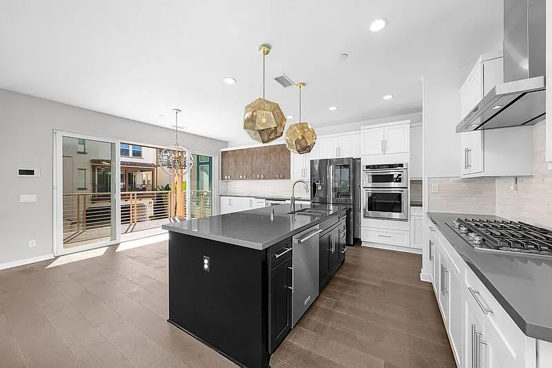3 bed, 4.0 bath, 2229 sqft, $5,700 — Photo 4