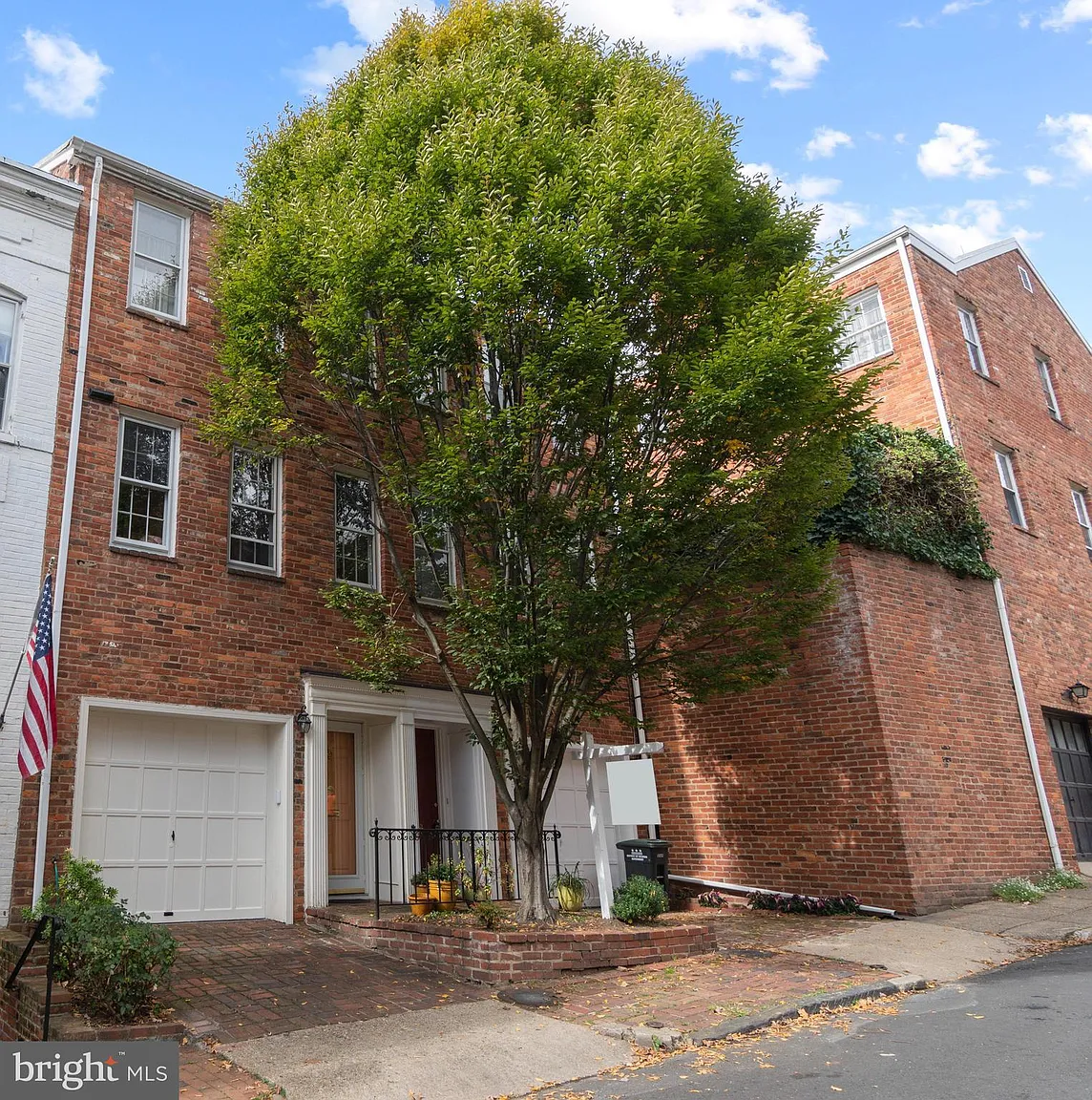1676 32nd St NW photo 1