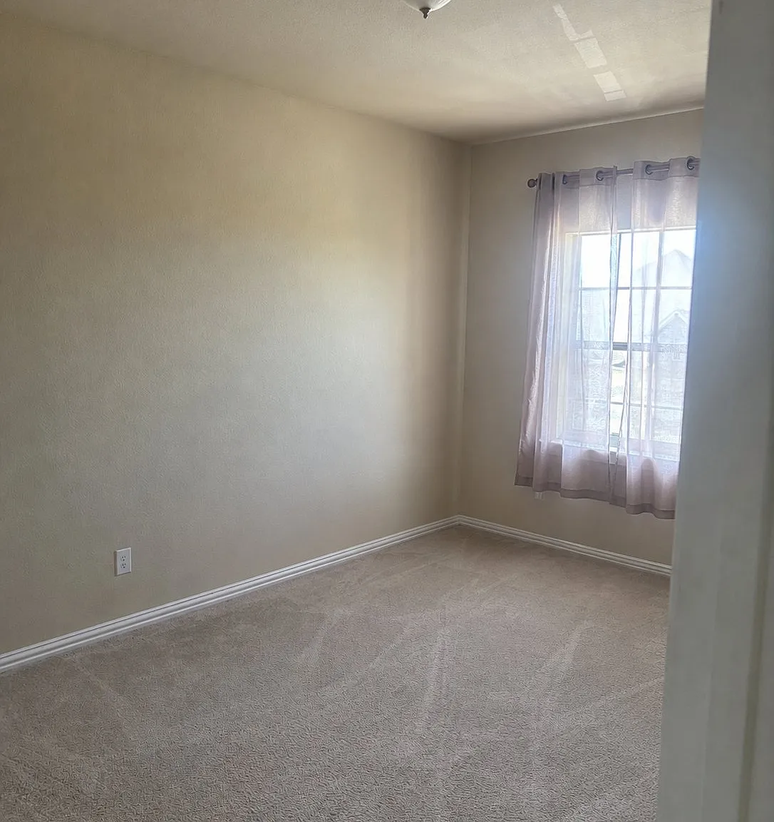 Room For Rent — Photo 2