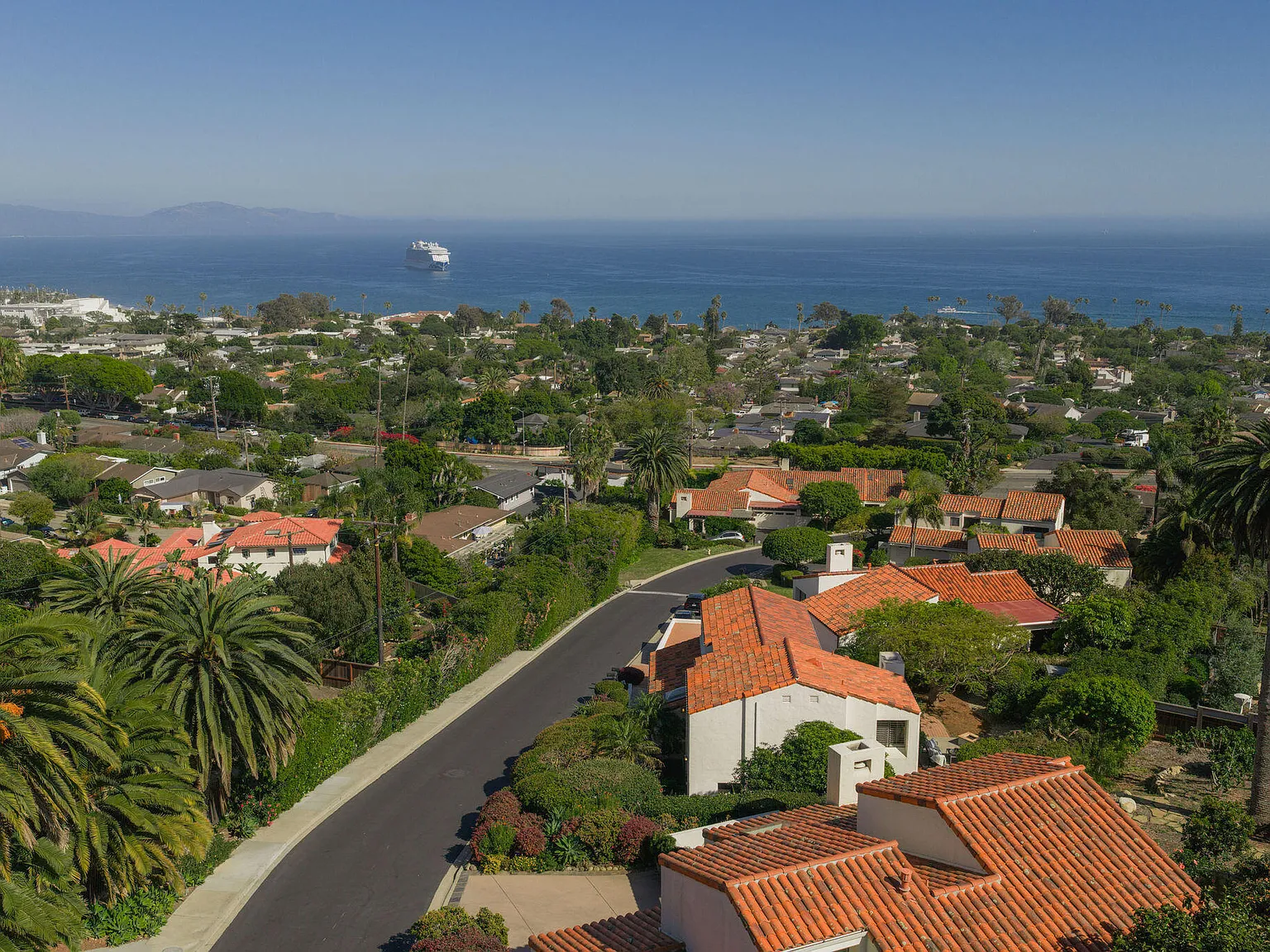 3 bed, 2.5 bath, 2385 sqft — Photo 2