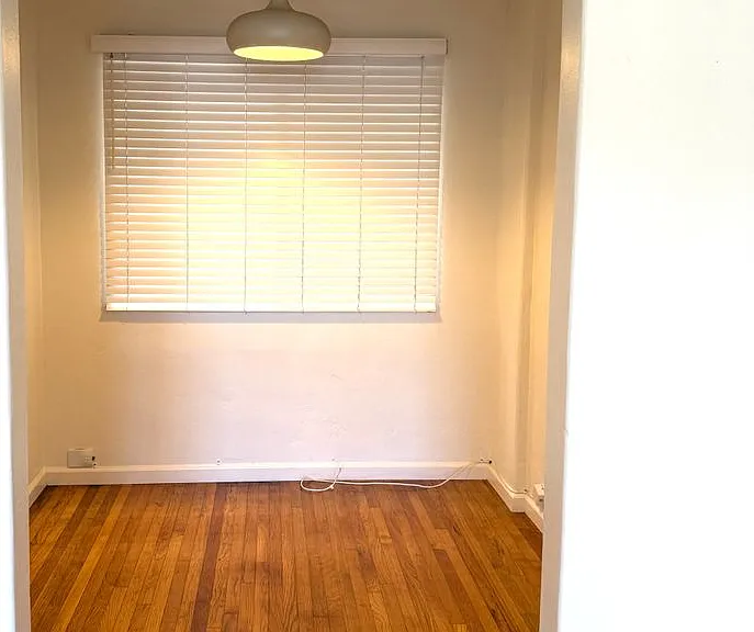 Upstairs 1 bedroom 1 bathroom apartment - Available now — Photo 5