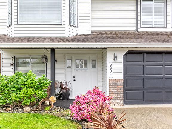 2nd image of 3924 Waterton Cres