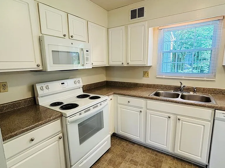 351 New Kent Rd — Photo 9