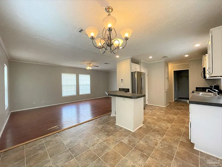 814 N East St — Photo 3