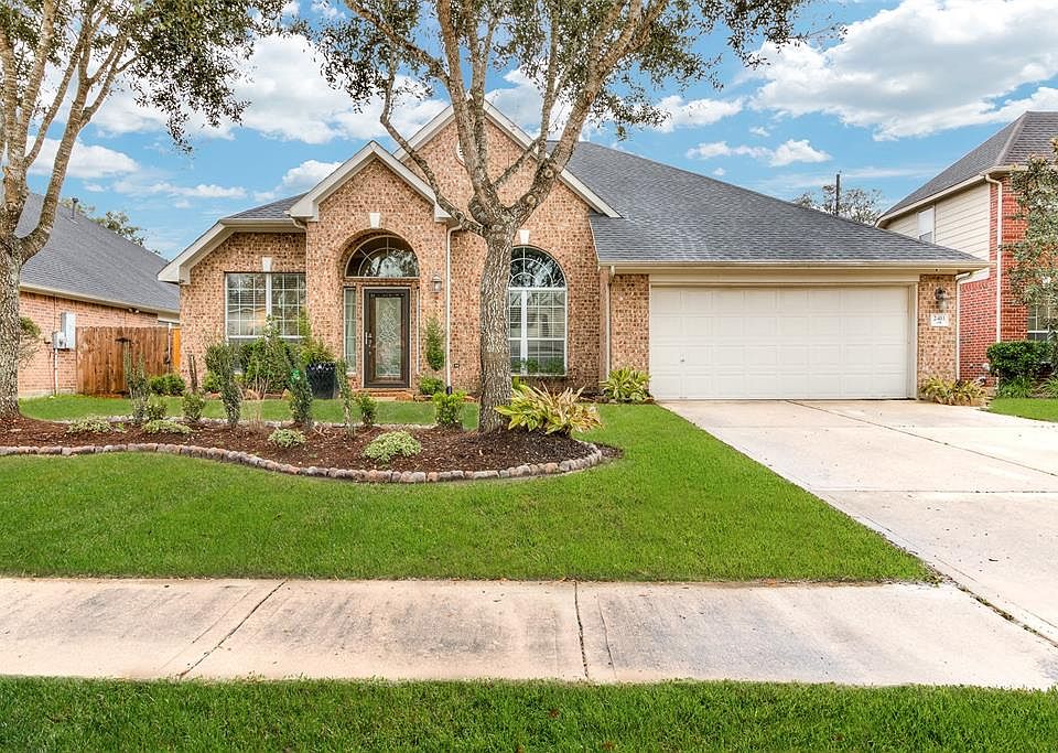 1st image of 2411 Shadow Oaks Dr