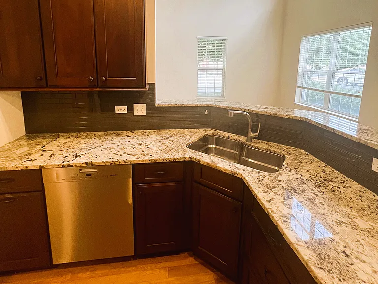 1029 Enfield Dr — Photo 21