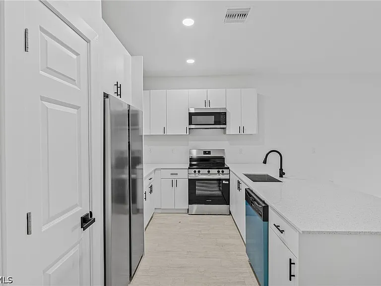 2220 Kenneth Ave S — Photo 4