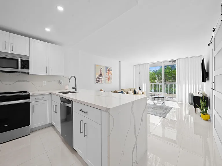 2200 NE 33rd Ave #2D — Photo 3