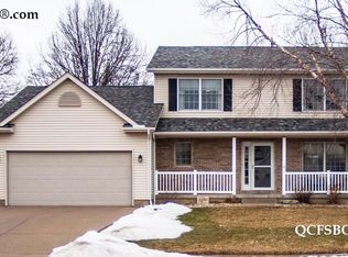 330 W Pinehurst Dr, Eldridge, IA 52748