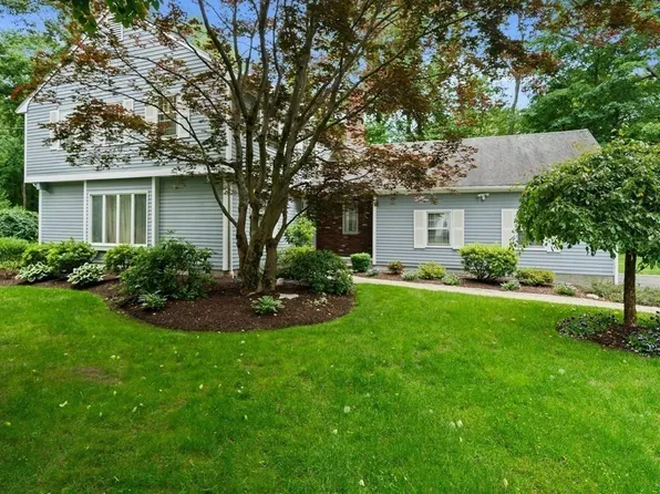 3 Louis W Farley Dr, Framingham, MA 01702