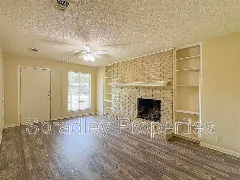 2 bed, 1.0 bath, 1026 sqft, $1,095 — Photo 2