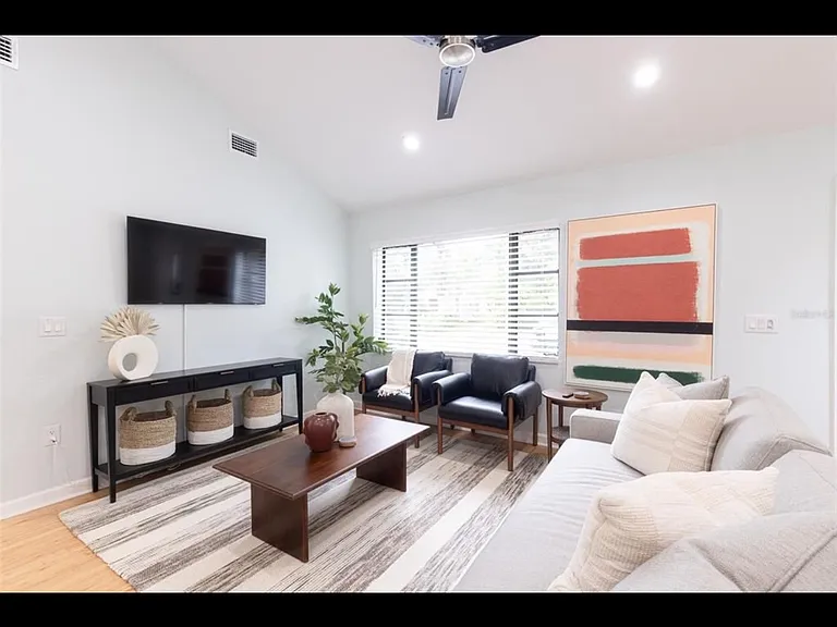 818 W Plymouth St — Photo 17