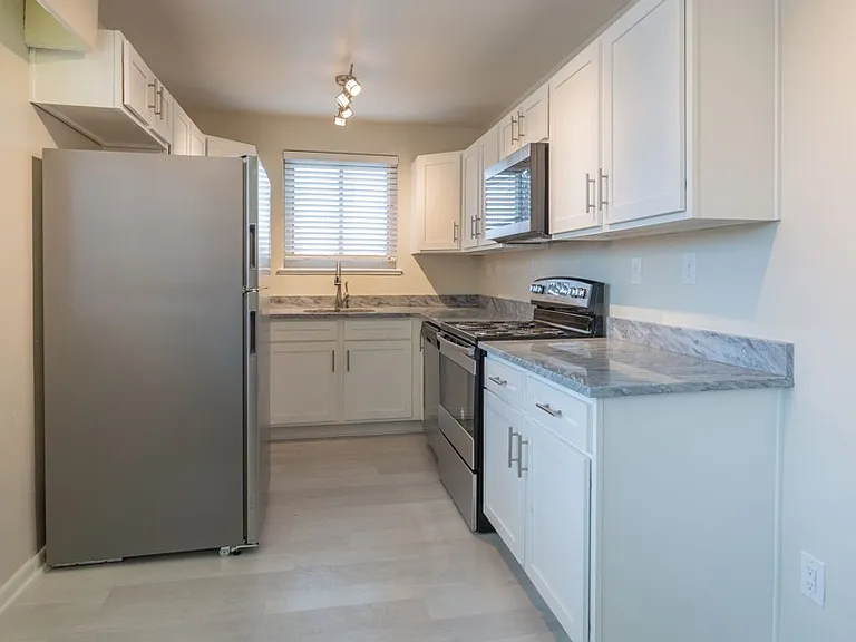 Virginia Mae Apartments — Photo 10