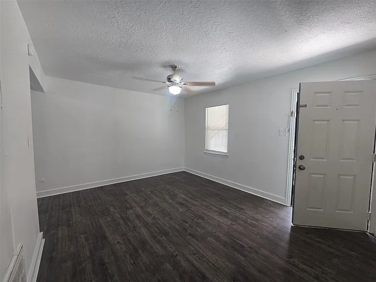 918 Winnie St #101 — Photo 9