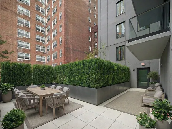 200 East 20th Street image 2 of 16