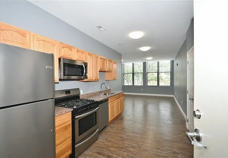 401 9th St #4 — Photo 3