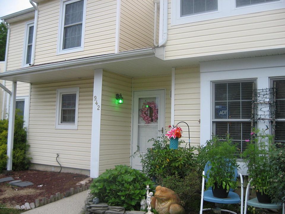 2nd image of 942 Jessica Ct