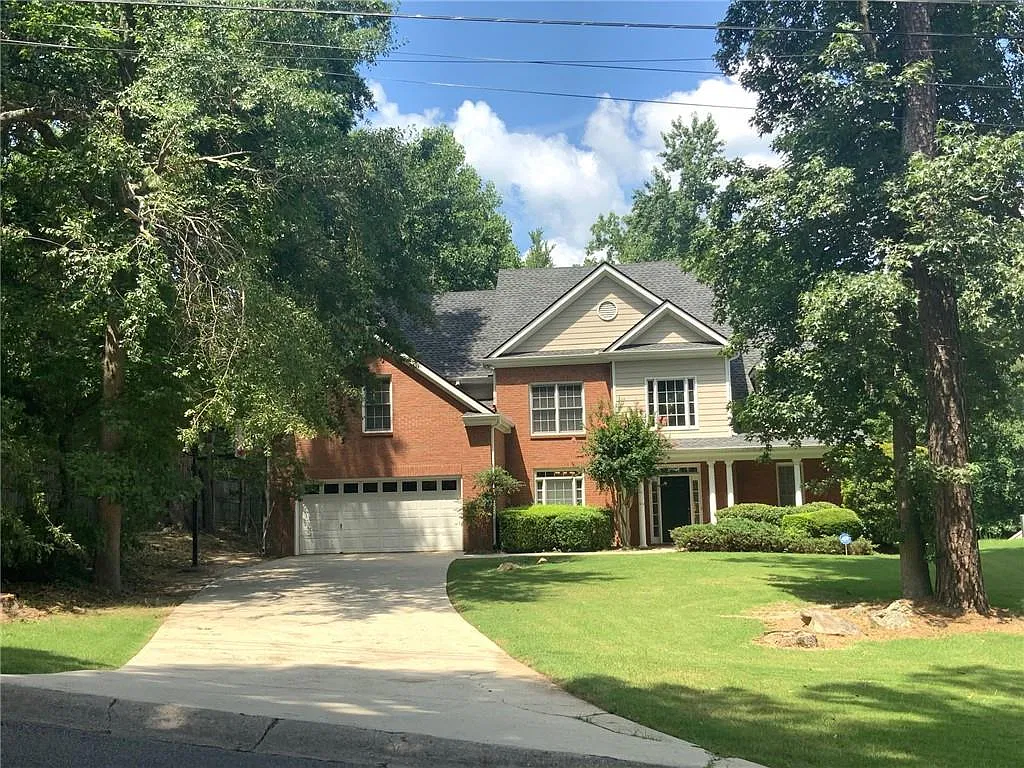 5 bed, 3300 sqft, $3,600 — Photo 2