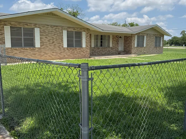 110 W Martindale St, Seguin, TX 78155