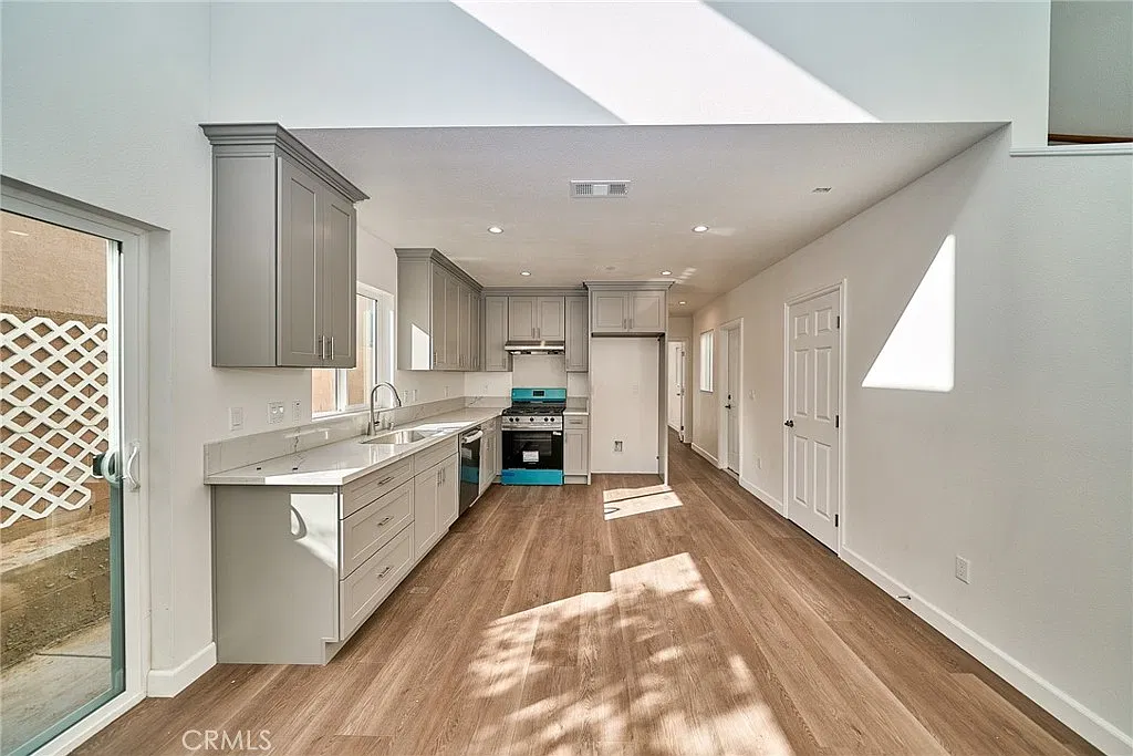 3 bed, 1197 sqft, $3,300 — Photo 3