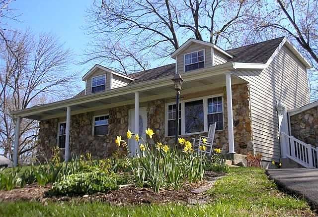 1st image of 220 Hillsdale Dr
