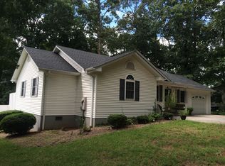 303 Dixon Dr, Cleveland, GA 30528