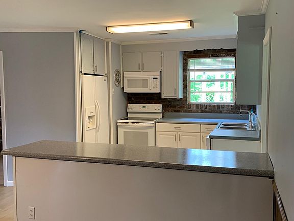 3rd image of 115 Running Rose Ln