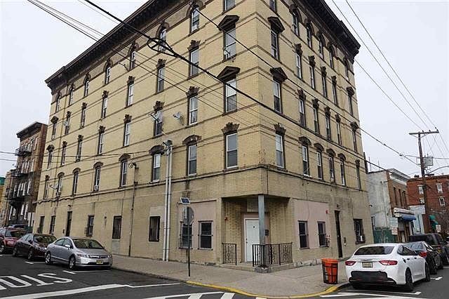 1st image of 706 24th St APT 1