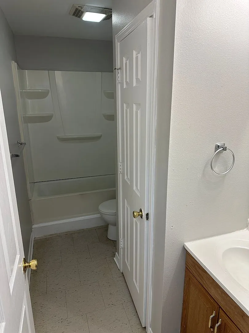 Building Photo - 14007 Virginia Dr