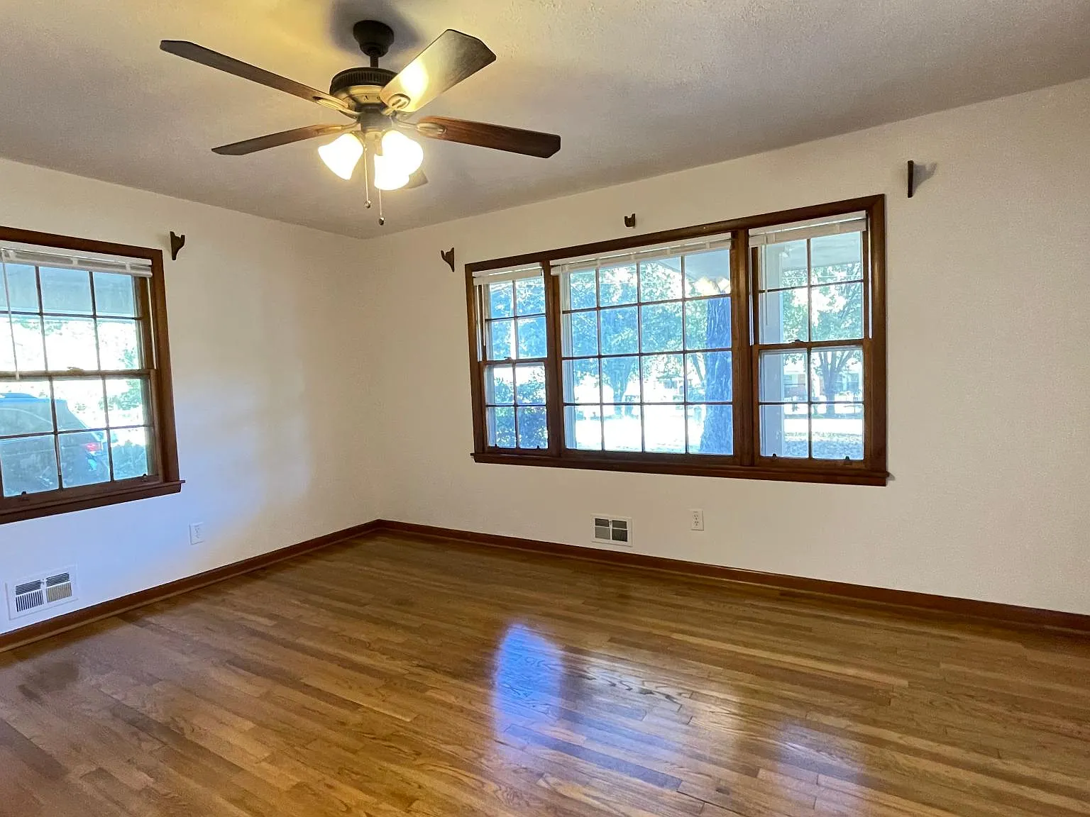 3 bed, 1.5 bath, 1080 sqft, $1,895 — Photo 3