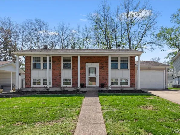 12480 Glengate Dr, Maryland Heights, MO 63043