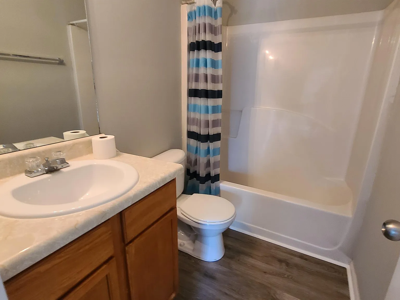 1593 Queen Elizabeth Drive - 1 — Photo 4