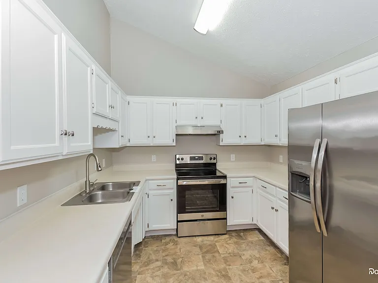 514 Freedom Ct — Photo 2