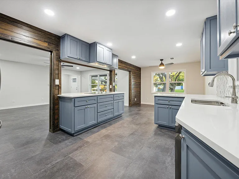 1305 W 1st St — Photo 9