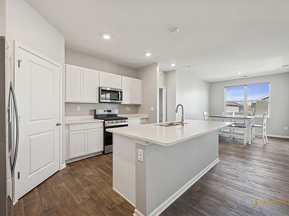 3rd image of 6418 Aspen Ln