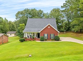 212 Melody Ln, Valley, AL 36854