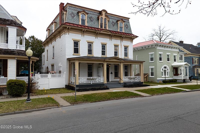 2nd image of 128 Circular Street