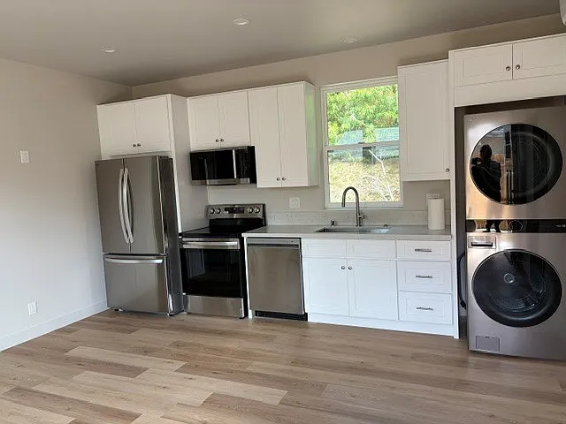 2725 Glasgow Dr — Photo 2