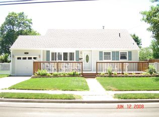 33 W Hollywood Ave, Lindenhurst, NY 11757