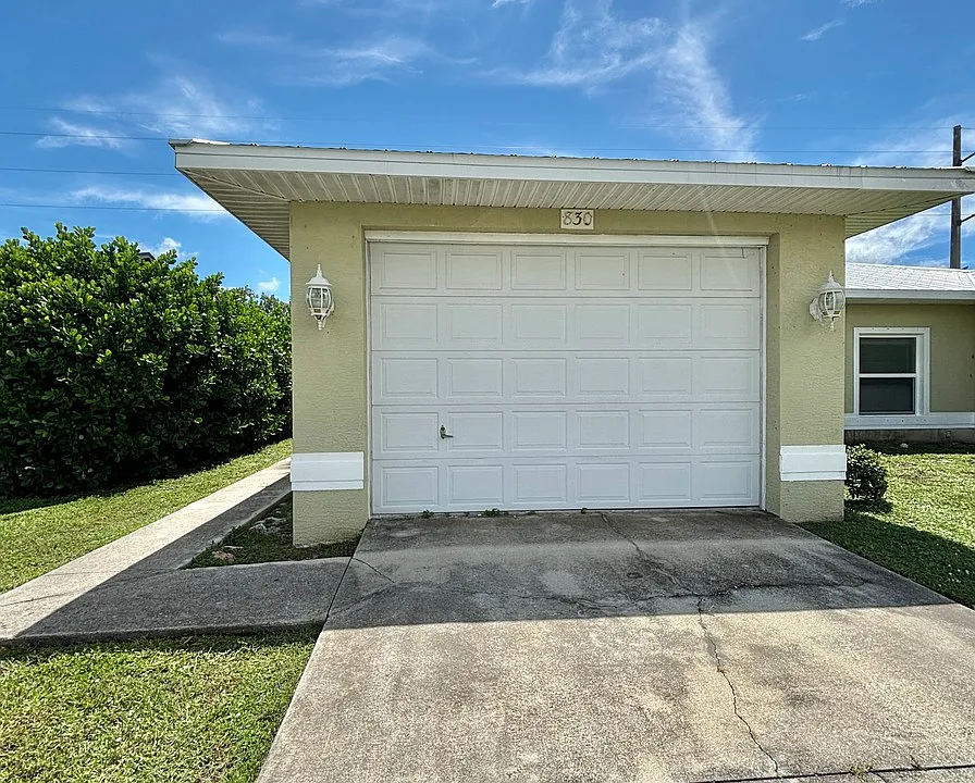 830 SW 47th Ter