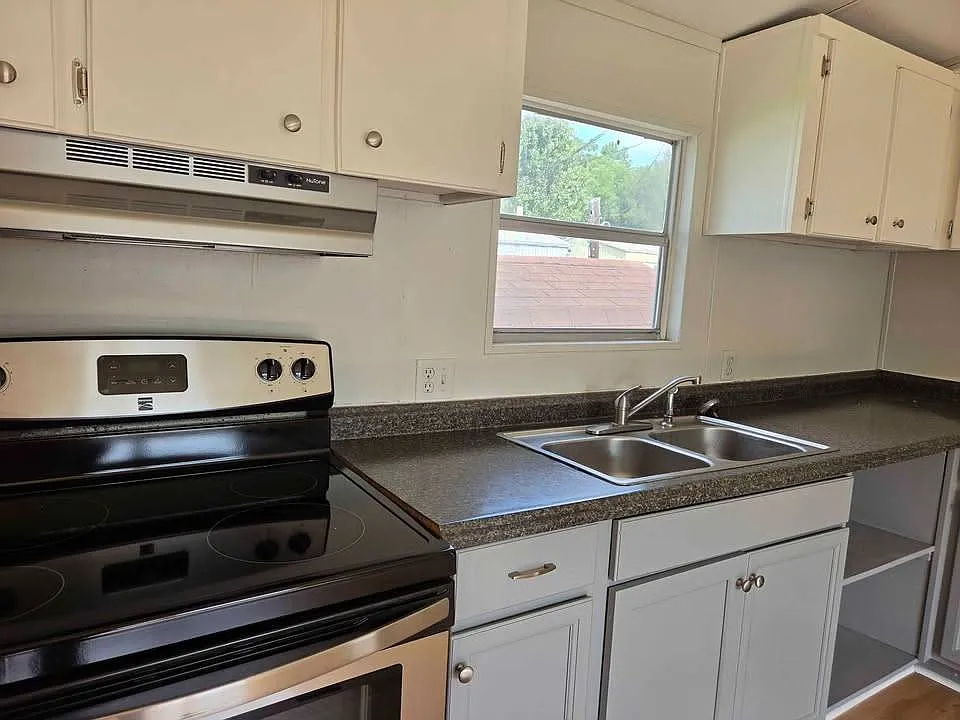 3 bed, 2.0 bath, $1,050 — Photo 2