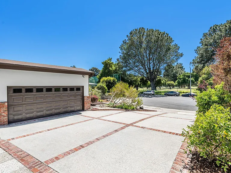 1314 Glenavon Ave — Photo 3
