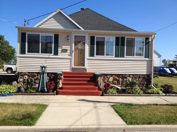 1143 Harbor St, Two Rivers, WI 54241