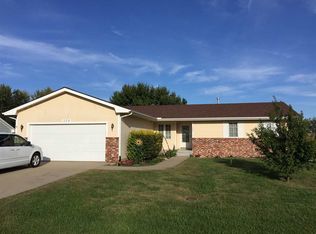 104 Sunset Ln, Maple Hill, KS 66507
