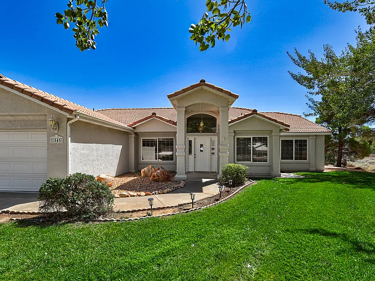 This 1 acre 4 bedroom rambler will rent quickly. See today. Possible rent to own.
HOT TUB, SHOP, Option for horses.